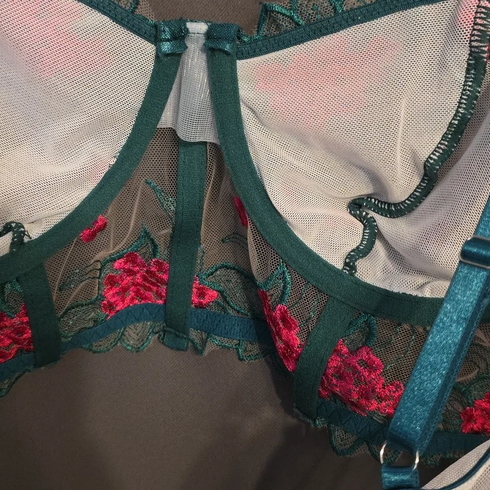 Floral‎ Embroidered Bralette - Teal and Pink Underwire Adjustable Straps Lined M